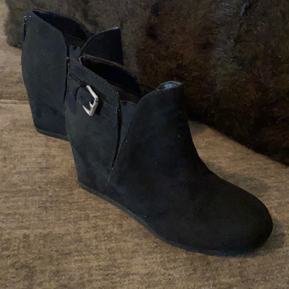 Black hidden heal booties. Good condition
